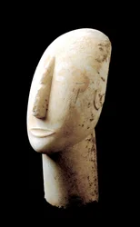 Kunst der Kykladen: „Großer Kopf“. Marmorskulptur. 3000 v. Chr. Kykladenkultur (-3200 bis -2000). Athen, Archäologisches Nationalmuseum