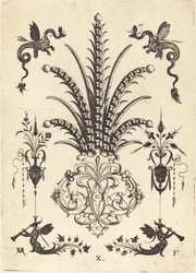 Brosche mit Tischsteinen, Drachen oben und geflügelten Monstern, die unten Hörner blasen