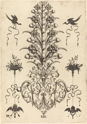 Hyazinthenförmige Brosche mit Vögeln oben und Teufels- und Engelskopf unten