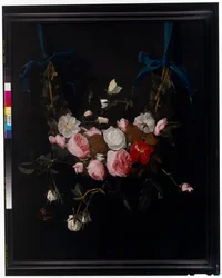 Girlanden aus Rosen, Tulpen, Narzissen und anderen Blumen, die von blauen Bändern hängen