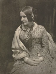 Dame im geblümten Kleid