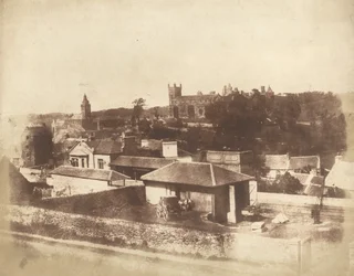 Linlithgow vom Bahnhof aus, mit dem Rathaus, der St. Michael