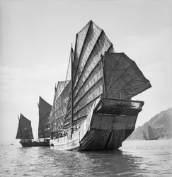 Ansicht des Yeungkong-Fischer-Dschunke mit der Hafen-Nummer 227HA unter Segel in Aberdeen, Hongkong