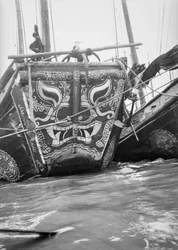 Der hochdekorative Bug eines Hangchow-Bucht-Händlerschiffs, das mit anderen Dschunken in Shanghai vertäut ist