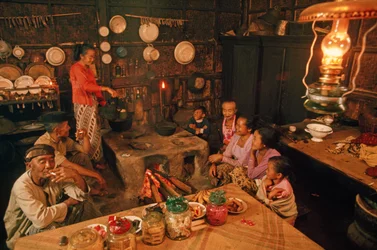 Eine Familie sitzt vor dem Abendessen zusammen. Tenggeresen, Java, Indonesien.