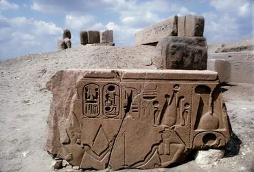 Tanis Ägypten, Zeichnungen auf Steinruine in der antiken Stadt Tanis mit Hieroglyphen