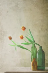 Orange Tulpen in Flaschen