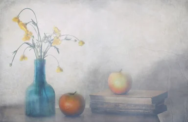 Gelassene Blumen Äpfel Bücher