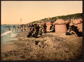 Der Strand zur Badezeit, Trouville-sur-Mer, Frankreich, ca. 1905