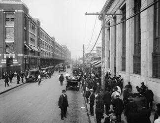Arbeiter vor der Ford Motor Company, Detroit, Michigan, USA, ca. 1910