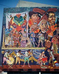 Hidalgo, Morelos und Juarez, Helden des Unabhängigkeitskampfes, Detail des Mosaik-Wandgemäldes an der Fassade des Theaters der Aufständischen, Mexiko-Stadt. Mexiko, 20. Jahrhundert.
