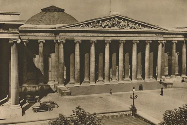 Kolonnadenvorderseite des British Museum auf dem Gelände des alten Montague House