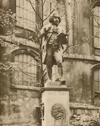 Dr. Johnson auf seinem Sockel, von dem aus er die Fleet Street sehen kann, ca. 1935