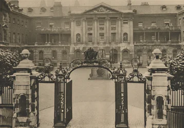 Eingang zum Guys Hospital mit der Stifterstatue im Zentrum des Hofes, ca. 1935