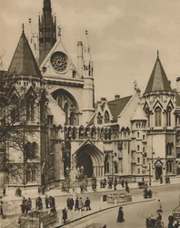 Royal Courts of Justice von einem Fenster an der Ecke der Essex Street