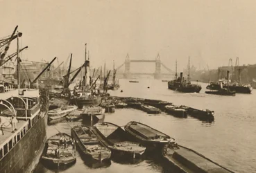 Schiffe im Pool von London: Ein Blick von der London Bridge zur Tower Bridge, ca. 1935