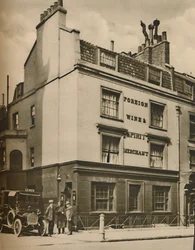 Der laufende Lakai, Ein Bild des alten Mayfair, ca. 1935