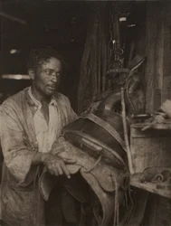 Mann mit Sattel, um 1920 (Platinabzug)