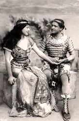 Ruth Vicent 1877-1955 und Roland Cunningham in einer Szene aus Amasis, frühes 20. Jahrhundert