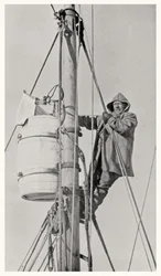 Kommandant Frank Wild (1873-1939) am Mastkopf, während der Endurance-Expedition in die Antarktis, 1914-1916