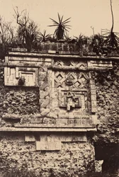 Uxmal, Indianisches Basrelief, Nonnenpalast, Tafel 44 aus dem Album "Cités et Ruines Américaines, Gide Paris" (1863)
