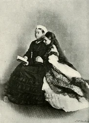 Ihre Majestät mit Prinzessin Beatrice, April 1871, um 1897