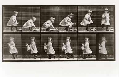 Kind spielt mit Puppe, Platte 481 aus Animal Locomotion