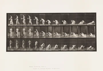 Tafel 271. Vom Boden aufstehen mit einem Papier in der linken Hand