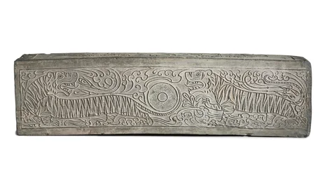 Großes geformtes graues Grabarchitekturelement mit zwei Tigern