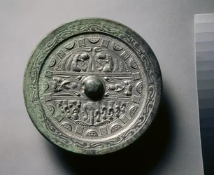 Spiegel mit Göttern und Königen in drei Abschnitten, umgeben von Ringen aus Quadraten und Halbkreisen