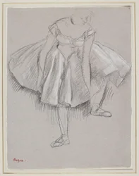 Tänzerin, die ihren Schuh richtet