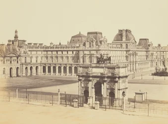 [Der Arc de Triomphe du Carrousel und der Cour Napoléon, von den Tuilerien aus gesehen, Louvre, Paris]