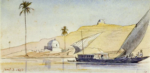 Eine große ägyptische Feluke auf dem Nil (Ägypten), vor den steilen Ufern, mit einer Palme und zwei weißen Marabus, die den Wüstenaspekt der Landschaft betonen
