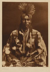 [Ein Piikani-Mann in traditioneller Kleidung]