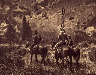 Im Black Canyon. Die Apsaroke waren, ohne ausschließlich Bergbewohner zu sein, den Hügeln stets zugetan und zogen eintönige Wiesen vor ... den Schatten der Wälder und die klaren Flüsse. Das Foto veranschaulicht den Brauch, ein Stirnband hinter dem Kopf