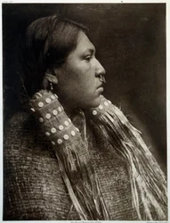Indianer Amerikas: Porträt eines indianischen Mädchens mit Nasenpiercing