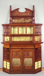 Harmonie in Gelb und Gold: Der Schmetterlingsschrank