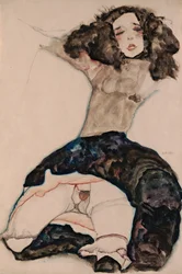Schwarzhaariges Mädchen mit gehobenem Rock, 1911