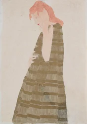 Stehende Frau in einem goldenen Kleid
