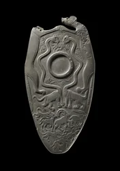 Zeremonielle Palette mit einem Reservoir zum Mahlen von Augenschminke, umgeben von geschnitzten Tieren, aus dem Hauptdepot, Hierakonpolis, ägyptisch, ca. 3000 v. Chr.