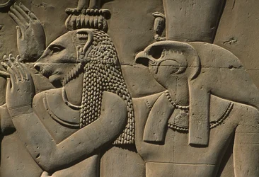 Detail eines Reliefs, Bastet und Horus