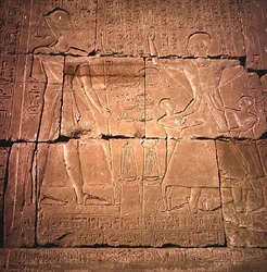 Relief, das einen Pharao und seine Familie darstellt