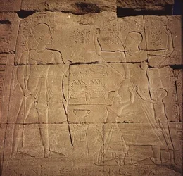 Relief, das einen Pharao und seine Familie darstellt