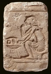 Relief eines Mannes, der neben einem Tisch sitzt, Amarna-Periode