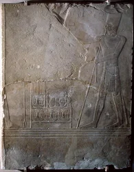 Relief, das Mentuhotep III (ca. 2004-1992 v. Chr.) zeigt, der Opfergaben darbringt, Mittleres Reich, ca. 1982-1970 v. Chr.