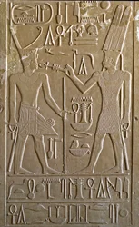 Ägyptische Antike: Hieroglyphe, die Sesostris I. darstellt, wie er von den Händen Amon-Ras die Symbole des Lebens und der Gesundheit empfängt - Weiße Kapelle des Pharaos Sesostris I. (1962-1928 v. Chr.), 12. Dynastie, Heiligtum, das zu Ehren des Gottes Amo