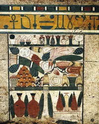 Verputzte, bemalte Holztafel Detail mit einem Haufen von Grabbeigaben, aus dem Sarkophag von Ibi