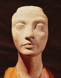 Ein königlicher Kopf, möglicherweise von Nofretete, aus Memphis, Neues Reich