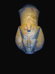 Echnaton. Amenhotep IV (manchmal in seiner griechischen Form, Amenophis IV, und bedeutet Amun ist zufrieden), ein Pharao der achtzehnten Dynastie Ägyptens, regierte 17 Jahre und starb 1336 v. Chr. oder 1334 v. Chr. Er gab den traditionellen ägyptischen Pol