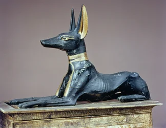 Anubis, ägyptischer Totengott, von einer Truhe in Form eines Schreins aus dem Grab Tutanchamuns (um 1370-52 v. Chr.), Neues Reich